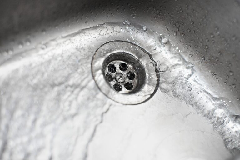 Cattivo odore dagli scarichi: da cosa dipende e come eliminarlo?